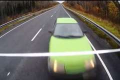 居眠り運転か?直線道路でトラックと乗用車が正面衝突!