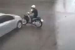 交差点内で車とバイクが衝突!バイカーが路上に投げ出され激しく痙攣する
