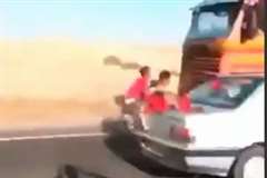 2人乗りのバイクが対向車線上で大型トラックと正面衝突!