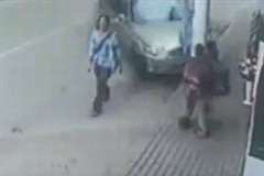 間一髪!鉄柱に救われた3人の歩行者