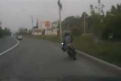 2人乗りのバイクがカーブを曲がりきれず激しく転倒する