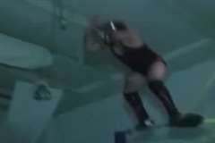 トップロープから場外に向けて空中殺法を見せた覆面レスラーが顔面強打!