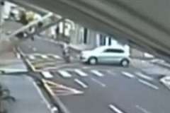 交差点で車とバイクが出会いがしらに衝突しライダー即死!