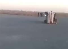 車の窓から身を乗り出して遊んでいたら車が横転!