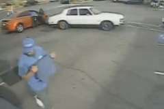 洗車場で作業員2人を負傷させた車が逃走!