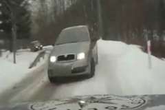 狭い雪道でカーブを曲がきれずに突っ込んできた対向車と衝突!