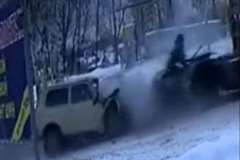 停車中のトラクターヘッド(トレーラーの牽引車)に車が激しく追突する