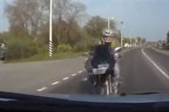 前方不注意でバイクと衝突する車