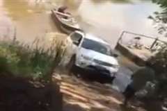 シフトミス?バックで湖にボートを浮かべようとしてそのまま水没する車