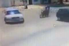 道路をUターンしようとした車の側面に2人乗りのバイクが衝突!