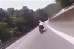 高速道路でレースしていたら目の前に停車車両が！！