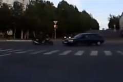 交差点内で車とバイクが衝突!・・・身近で起こりそうな事故動画ほど怖い