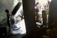 整備工場でタイヤが爆発し男性の顔面に直撃!